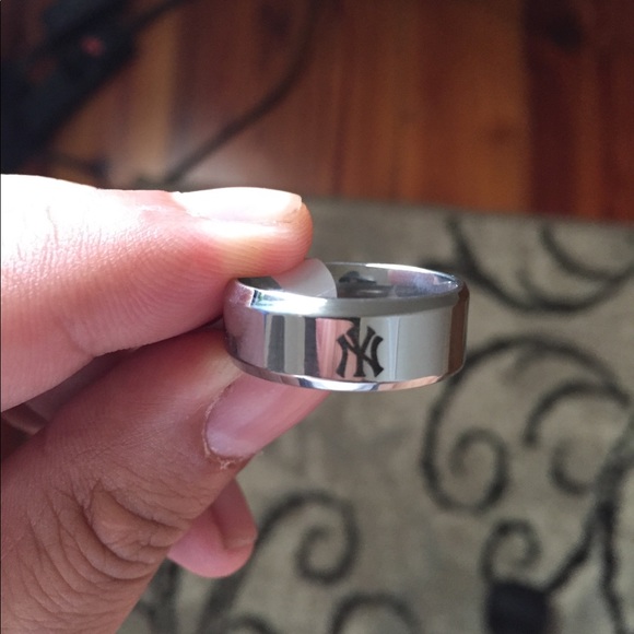 Silver New York Yankees Ring - Picture 2 of 5